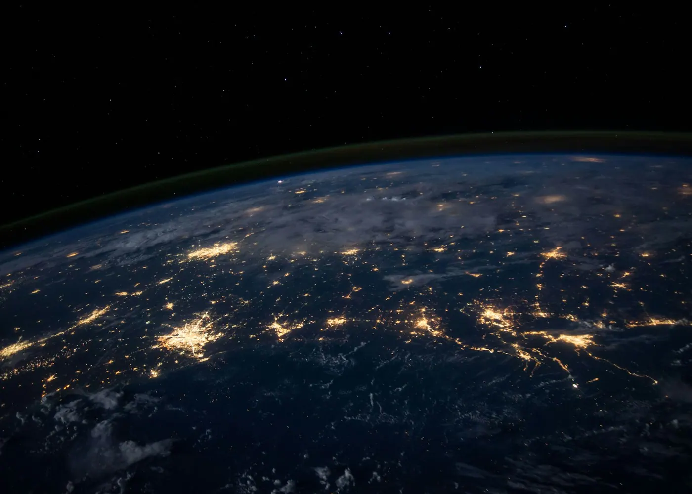 A Terra vista do espaço à noite, com as luzes das cidades